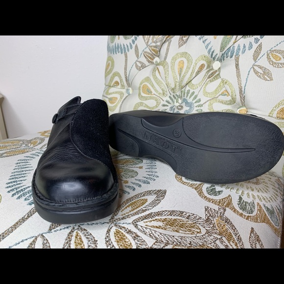 NAOT WOMENS Black LEATHER Sz 8 Mule Clog Suede - Picture 3 of 4
